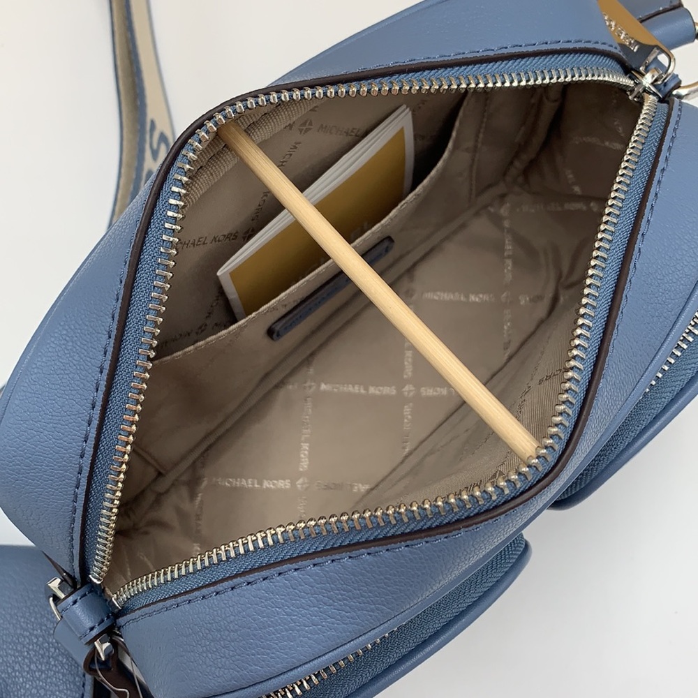 Michael Kors Jet Set Md Leather
Crossbody Bag with Case for Apple
AirPod… - Picture 13 of 16